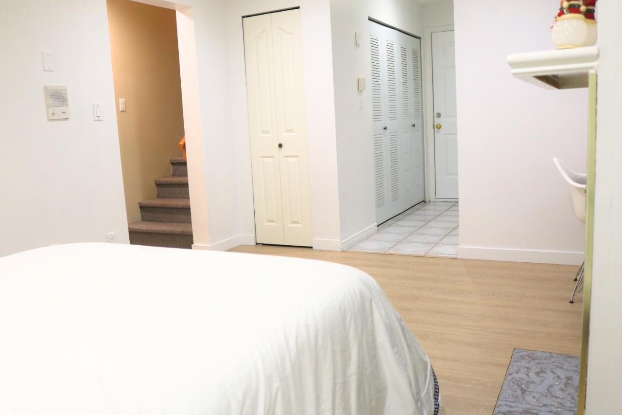 Pristine 3 Beds 2 Washroom Guest Suite 素里 外观 照片