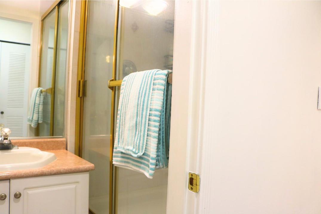 Pristine 3 Beds 2 Washroom Guest Suite 素里 外观 照片